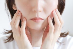 肩甲骨まわりの“張り”が、顔のたるみの原因かも！